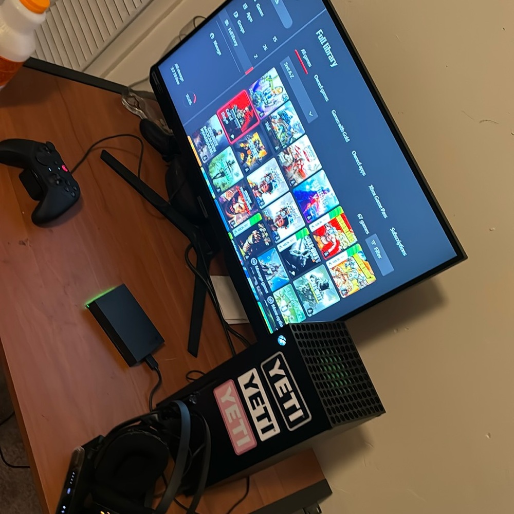 The monitor is a Samsung G6 and the Xbox and everything work amazing